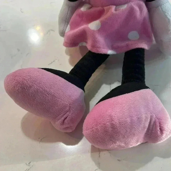 18” Disney Minnie Mouse Plush.  Great used condition! We’ve outgrown it. - Picture 4 of 6